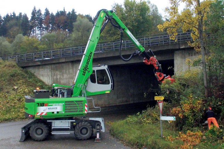 Sennebogen 718 Material Handler cleaning up Germany's Autobahn