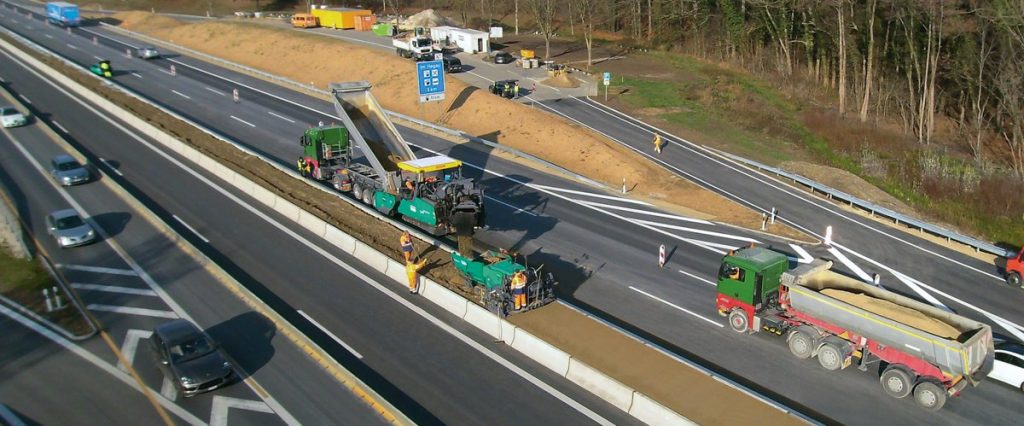 MT 3000-2i Offset PowerFeeder and a SUPER 800-3i paver demonstrates the added value delivered by the VÖGELE PowerFeeder series