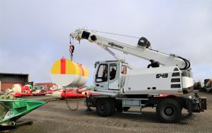 The mobile SENNEBOGEN telescopic crane 643 is used to put all buoys at WSA Tönning into storage, take them out of storage, as well as dismantle them for maintenance purposes.