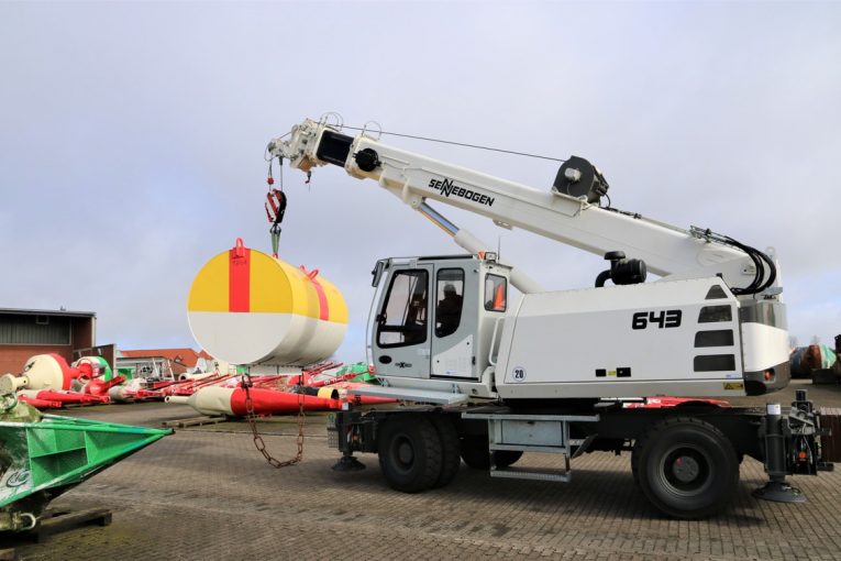 Sennebogen telescopic crane simplifies buoy maintenance in Germany