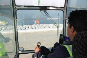 The spacious Portcab offers the operator an ideal overview of the work area. GPS and Cactus Grab are used to position the rocks down to the nearest millimeter to shape the coastline. 