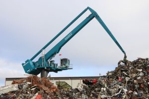 Centrally positioned, the SENNEBOGEN 8130 EQ loads the 3000 PS shredder at Scholz Recycling at the Espenhain site. Thanks to the electric motor an balance concept the machine operates quietly and particularly energy efficiently at a range of 27m. 