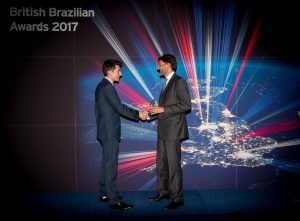 Oliver Bain, Business Development Manager at AGD (l), accepts the British Brazilian Award from Her Majesty’s Ambassador to Brazil, Vijay Rangarajan.