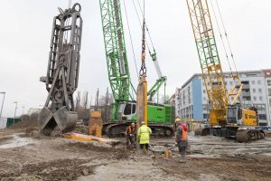 Specialized foundation engineering with diaphragm wall grab: SENNEBOGEN 6130 HD in Berlin