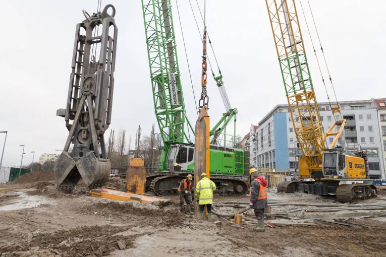 Berger Grundbautechnik relies on two SENNEBOGEN cranes to dig diaphragm walls on German Motorway project