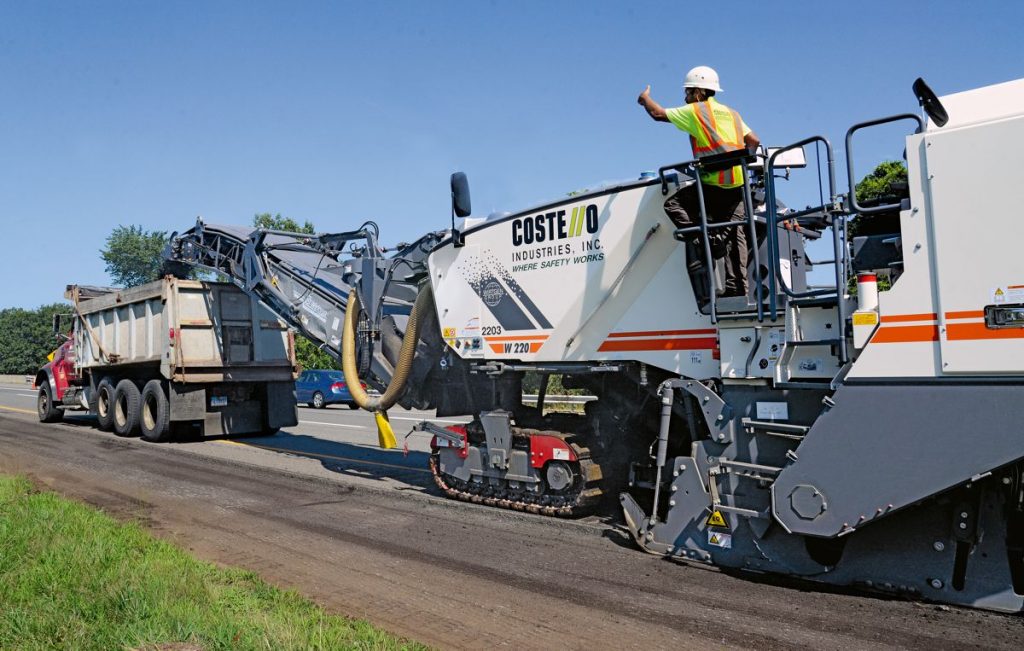 The 777-hp diesel engine makes the Wirtgen large milling machine W 220 a real powerhouse. However, the temperature-controlled fan speed promotes low energy consumption and low noise emissions. To achieve ideal milling performance under changing requirements, the operator can choose between three milling drum speeds.