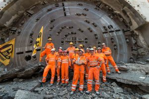 On June 21, 2017 the miners and project managers celebrated the breakthrough of the tunnel boring machine at the Belchen rehabilitation tunnel. Thanks to weekly best performances of up to 90 meters, the 3.2 km tunnel was completed in only 16 months.