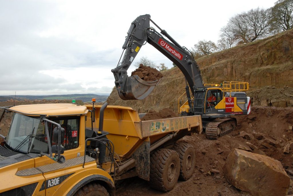 With over 243 kN of breakout force and up to 177 kN of tearout force, the Volvo EC480E offers the perfect combination of power and stability to lower material into the A30F articulated hauler. 