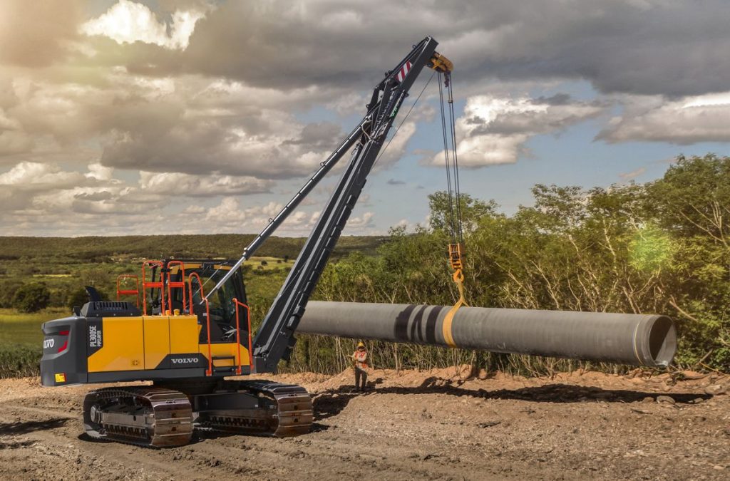 Volvo PL3005E rotating pipelayer increases power and lifting capacity