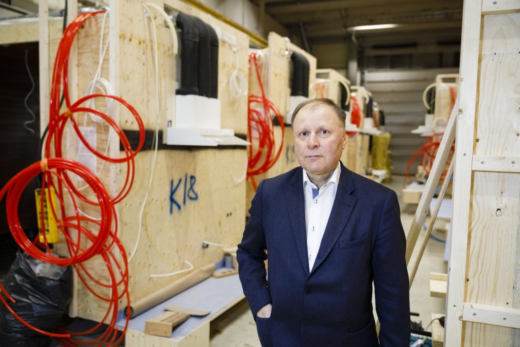 Vantaa, Finland. Sisco Oy:n tj Lauri Helminen ja markkinointijohtaja Kimi Vainio Siscon tehtaalla jossa tehdään LVL elementeistä taloja.