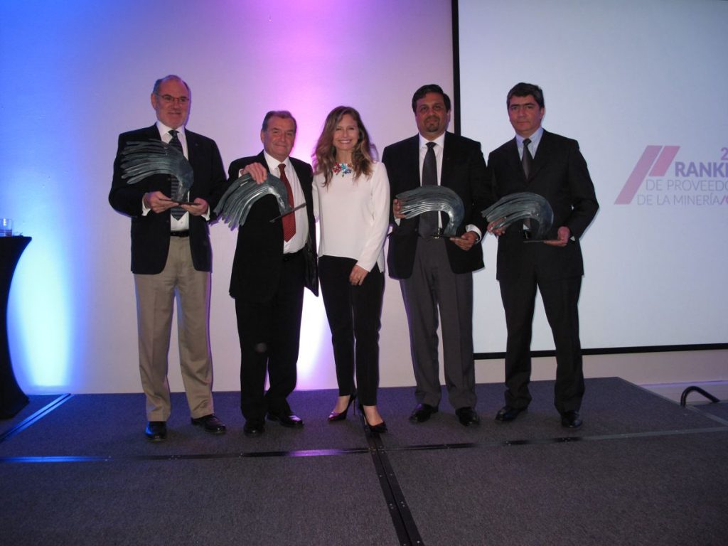 Metso's José Luis Olaeta and Aldo Cermenati, event host Soledad Onetto and Metso's Eduardo Nilo and Claudio Garcia after the award ceremony.