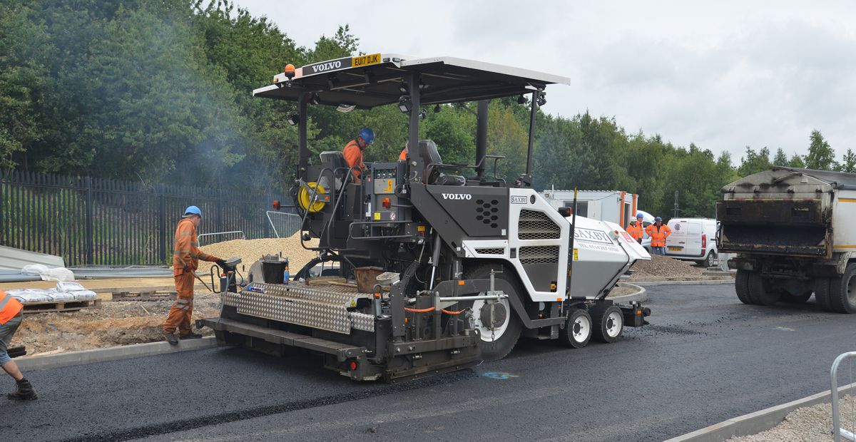 Saxby Surfacing celebrate 30 years in business with purchase of a Volvo P6870C ABG Paver