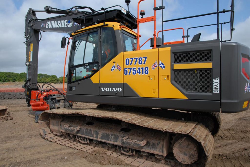 Sheet piling work together with a Movax piling rig.