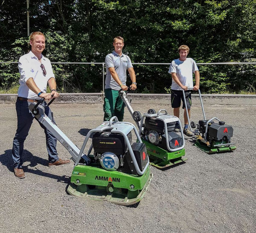 Master gardener and landscaper Peter Dörflinger (centre) with sub-contractor Matthias Mayer (right) and Matthias Pfaff of Reichert's Sales Dept. The entire surface was professionally compacted with the three vibratory plates