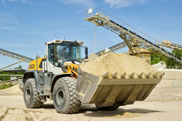 Willy Dohmen Group expands their fleet with two Liebherr L 580 XPower wheel-loaders