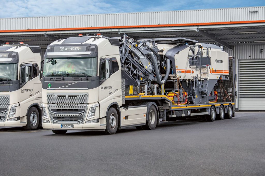 The folding loading conveyor and hydraulically retractable weather canopy support the construction professionals during loading and transport of the new Wirtgen W 210 XP