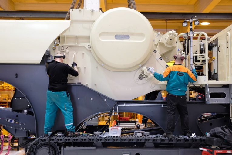 Metso gears up production of new track-mounted crushing plants at Tampere factory