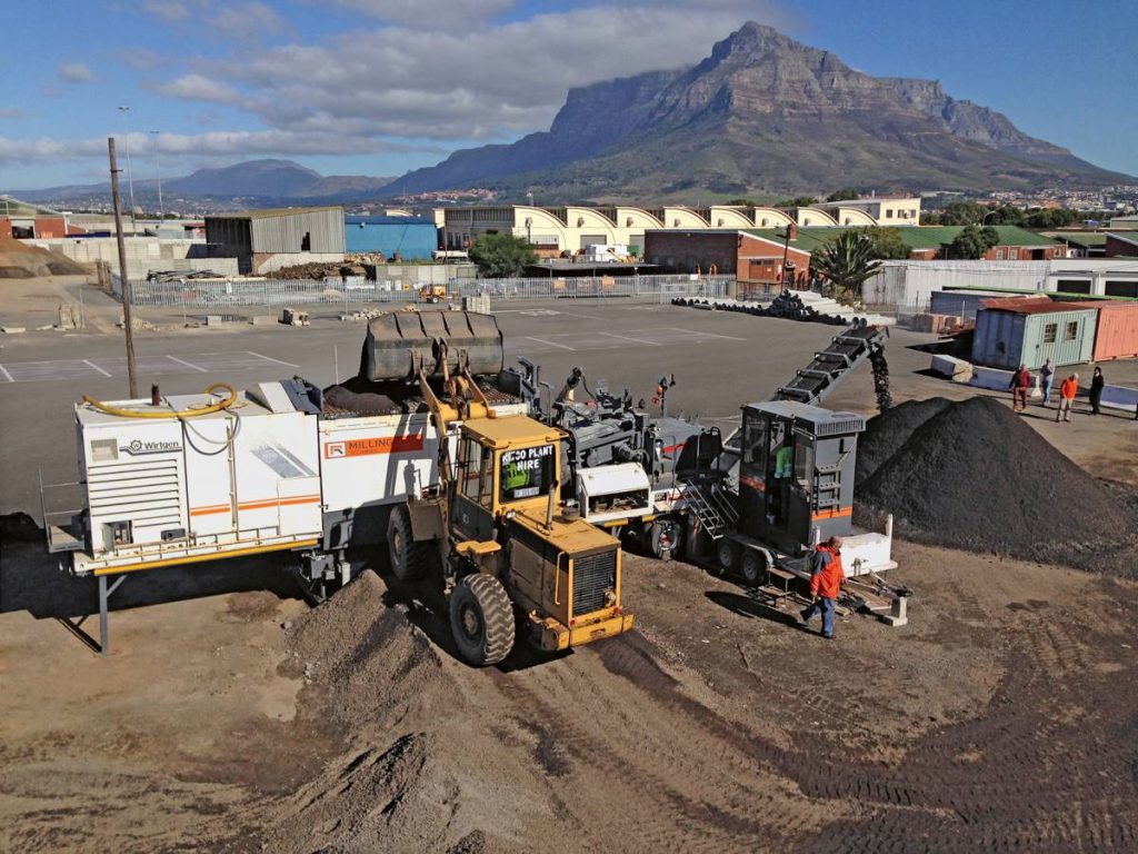 At the Ndabeni Roads and Stormwater Depot in Maitland, the Wirtgen cold recycling mixing plant KMA 200 quickly and reliably produced the BSM mix.