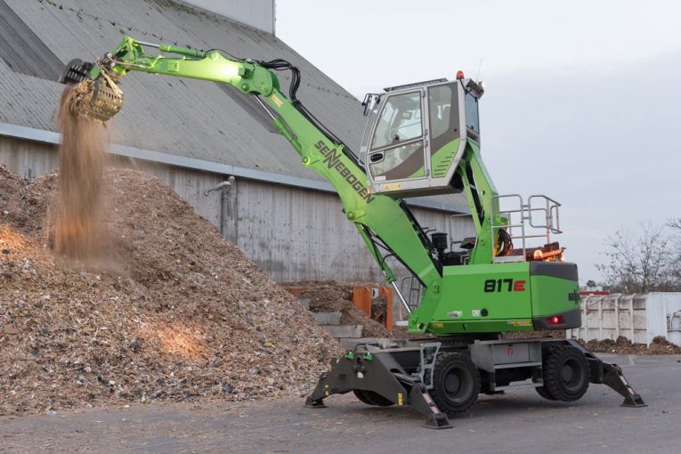 SENNEBOGEN debuts 817 E compact material handler for the waste industry