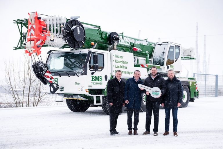 Crane handover in winter conditions in Ehingen, from left to right: Tommy Borgring, Christoph Kleiner (both from Liebherr-Werk Ehingen GmbH), Per Thorsen Christiansen (BMS), Kristian Holst (Liebherr-Danmark ApS).