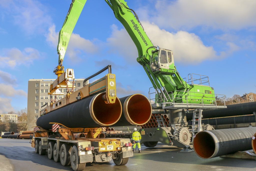 The two new SENNEBOGEN 870 E material handlers load up to 40 pipes a day onto wagons – the heaviest of them are up to 18 m in length and weight 12 t.