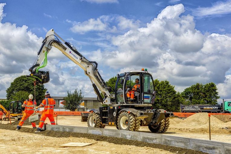 Eurovia Contracting delivers major project supported by brand new JCB Hydradig kit