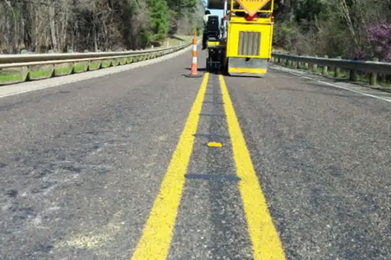 Tactile black markings in the middle of the road can increase traffic safety
