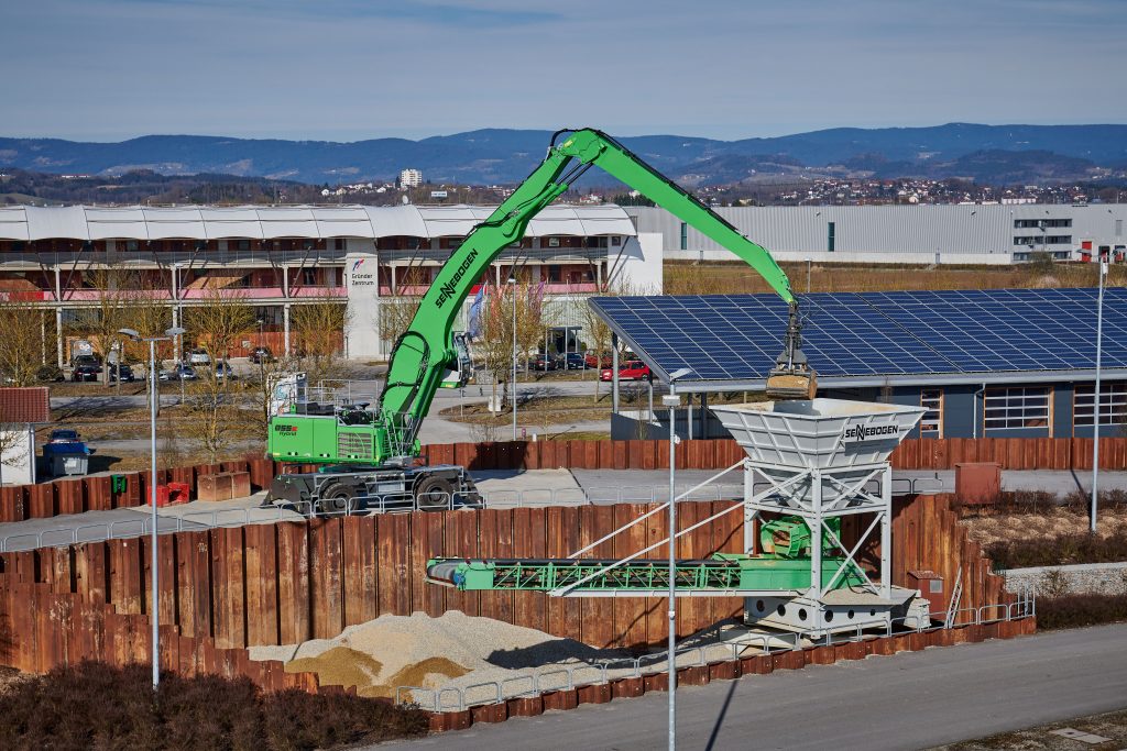 With the new 855 E Hybrid, SENNEBOGEN is offering an additional material handler which fills a gap between the existing models. This adds another machine with Green Hybrid energy recovery to the product range.