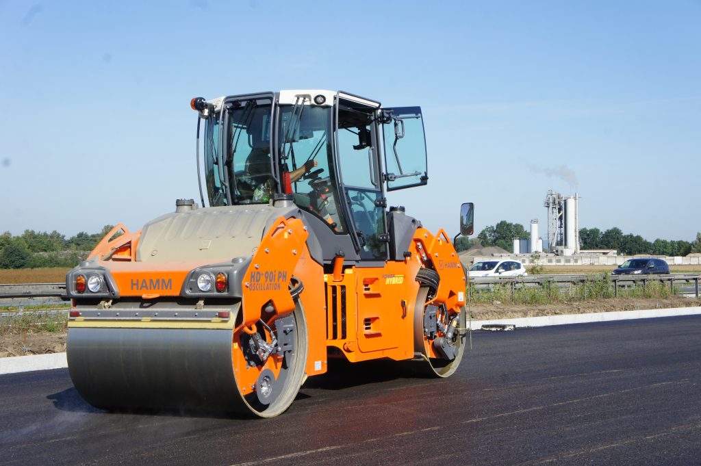 Innovation specialist Hamm: following intensive development and exhaustive testing, the new HD+ 90i PH is now available in many configurations. The first road roller with hydraulically-assisted hybrid power train on the market is exceptionally fuel-efficient, quiet and environment-friendly. It is shown here in the version with oscillation drum compacting the surface course on the A 93 motorway in Germany.