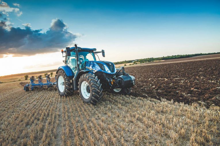 T H WHITE showcases New Holland latest tractors, balers and forage harvesters at Grassland UK