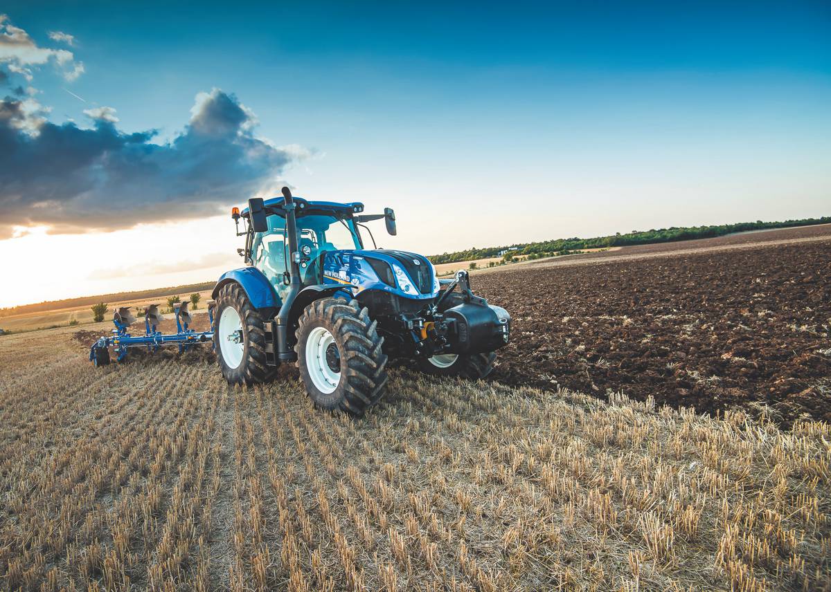 T H WHITE showcases New Holland latest tractors, balers and forage harvesters at Grassland UK