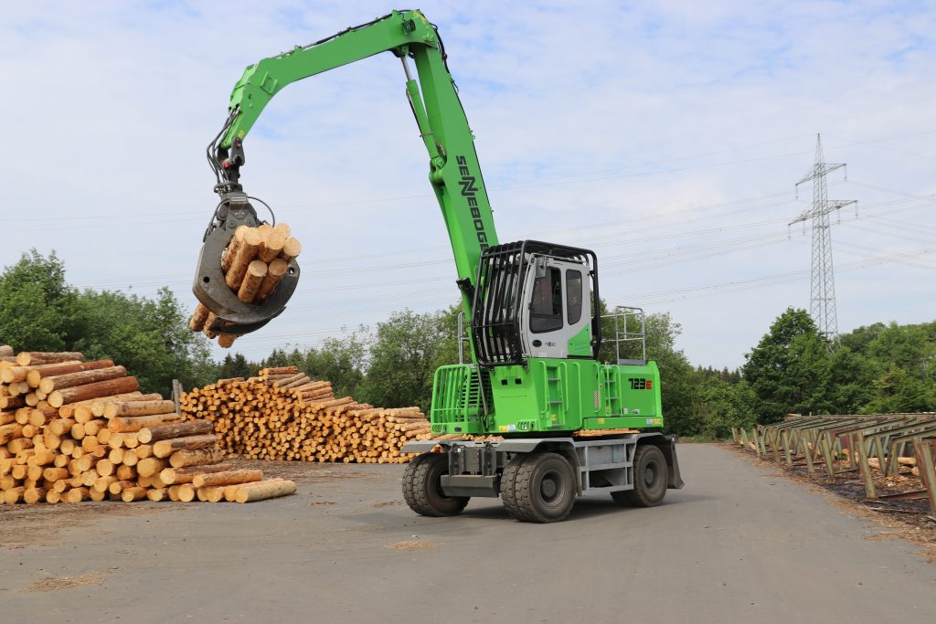 “A key piece of equipment in our sawmill and in the log yard,” is the glowing review given by Managing Director Bernd Koch in relation to the green SENNEBOGEN 723 material handler. This machine with a reach of 11 m and a 1.25 m² log grapple has been put to use with great success at Sägewerk Koch GmbH in Germany's Westerwald region.