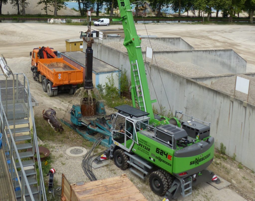 Well drilling in a gravel pit to the south of Strasbourg (Bas-Rhin)