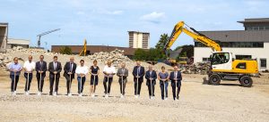 The managers and project managers of Liebherr-Hydraulikbagger GmbH broke ground together with representatives of the Kirchdorf community as well as the commissioned construction company.