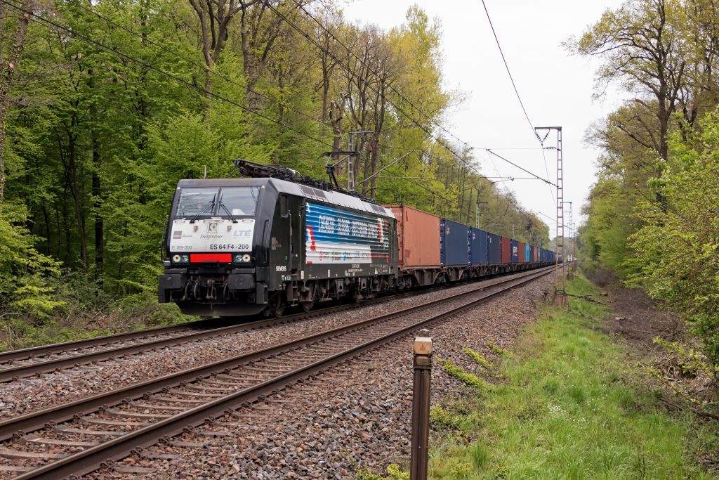 Chengdu Train - Photo by Roel Hemkes