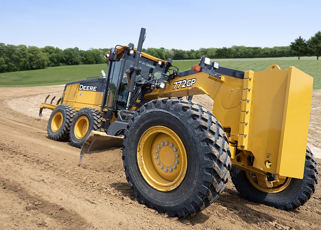 John Deere reveals first fully integrated, mastless Grade Control Motor Graders
