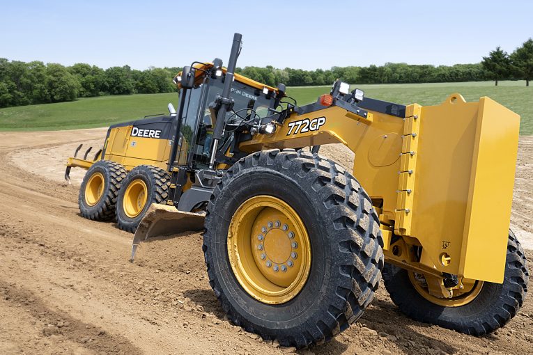 John Deere reveals first fully integrated, mastless Grade Control Motor Graders