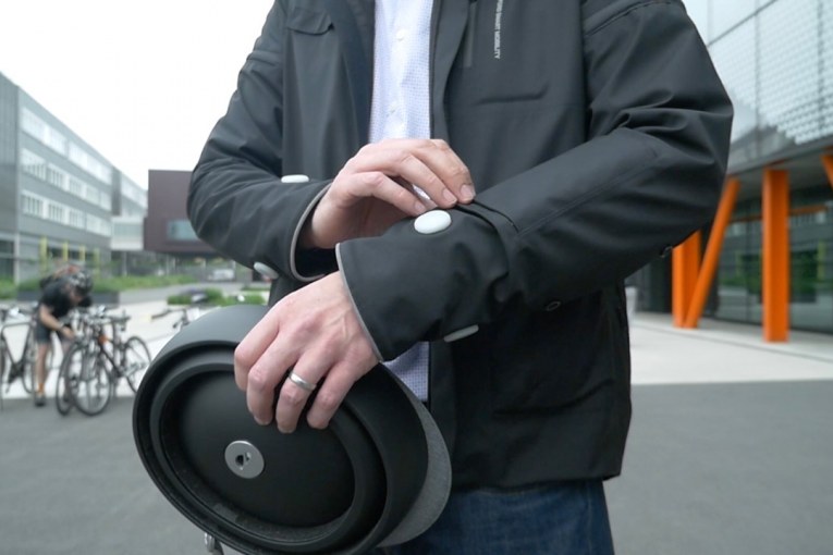 Ford's cycling jacket makes bicycles smarter and safer