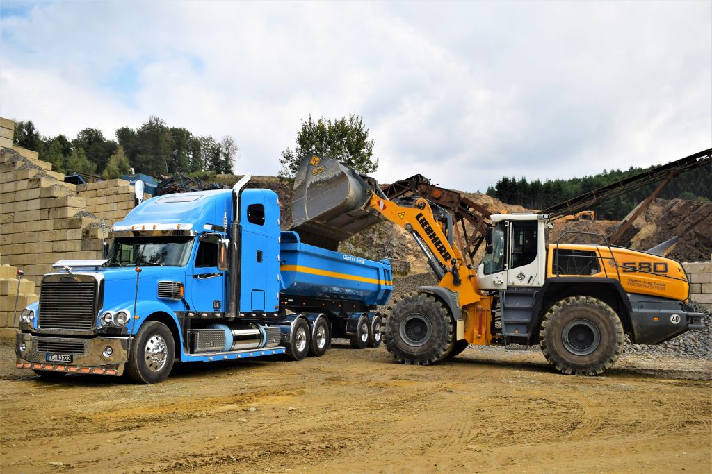 The L 580 XPower® loading greywacke onto one of the American lorries owned by Günter Jung GmbH at the company’s premises.