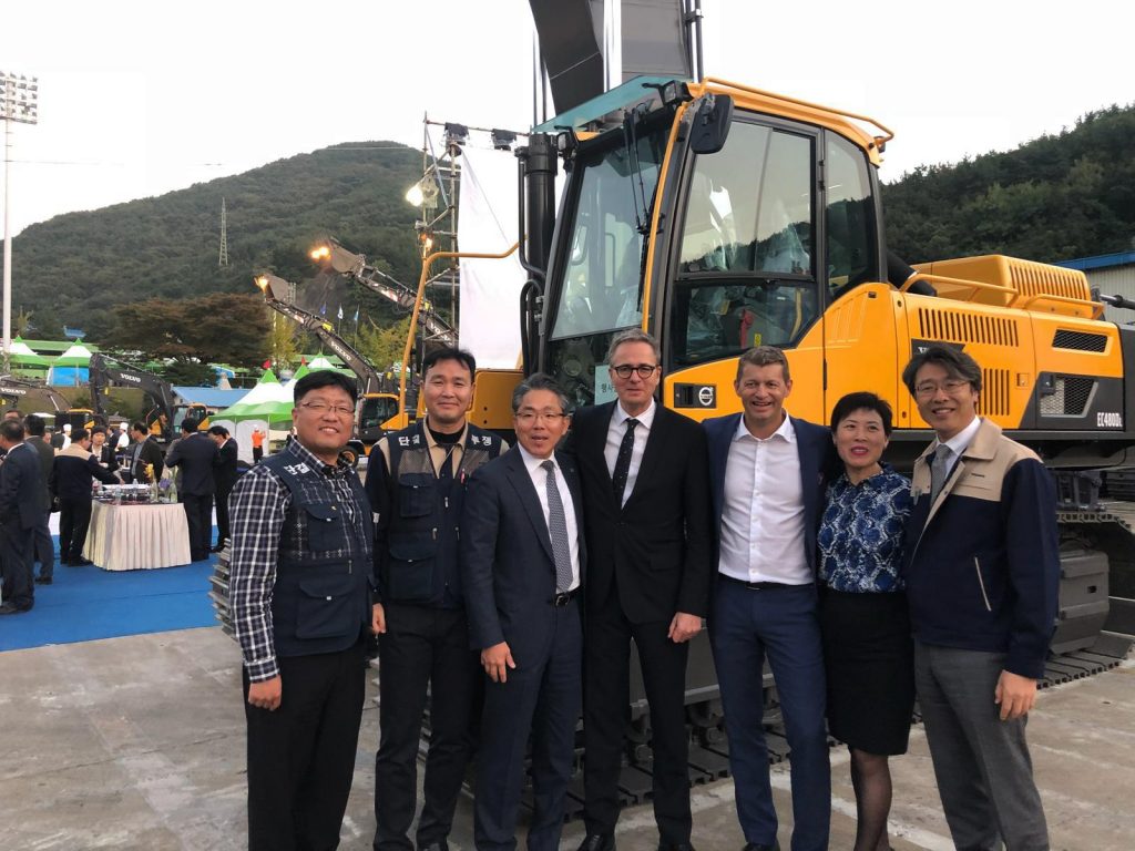 Swedish Ambassador to South Korea Jakob Hallgren (centre) with union members and Volvo CE executives SM Yang, Vice President of Excavator Business Platform, (third left), President Melker Jernberg (third right) and Diana Niu, Senior Vice President of Human Resources.