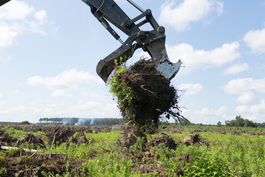 Solesbee’s stump puller attachment fits 15- to 40-ton carriers to handle a variety of applications, including clearing land, uprooting trees, pulling posts and moving materials, such as rocks, stumps and even scrap metal.
