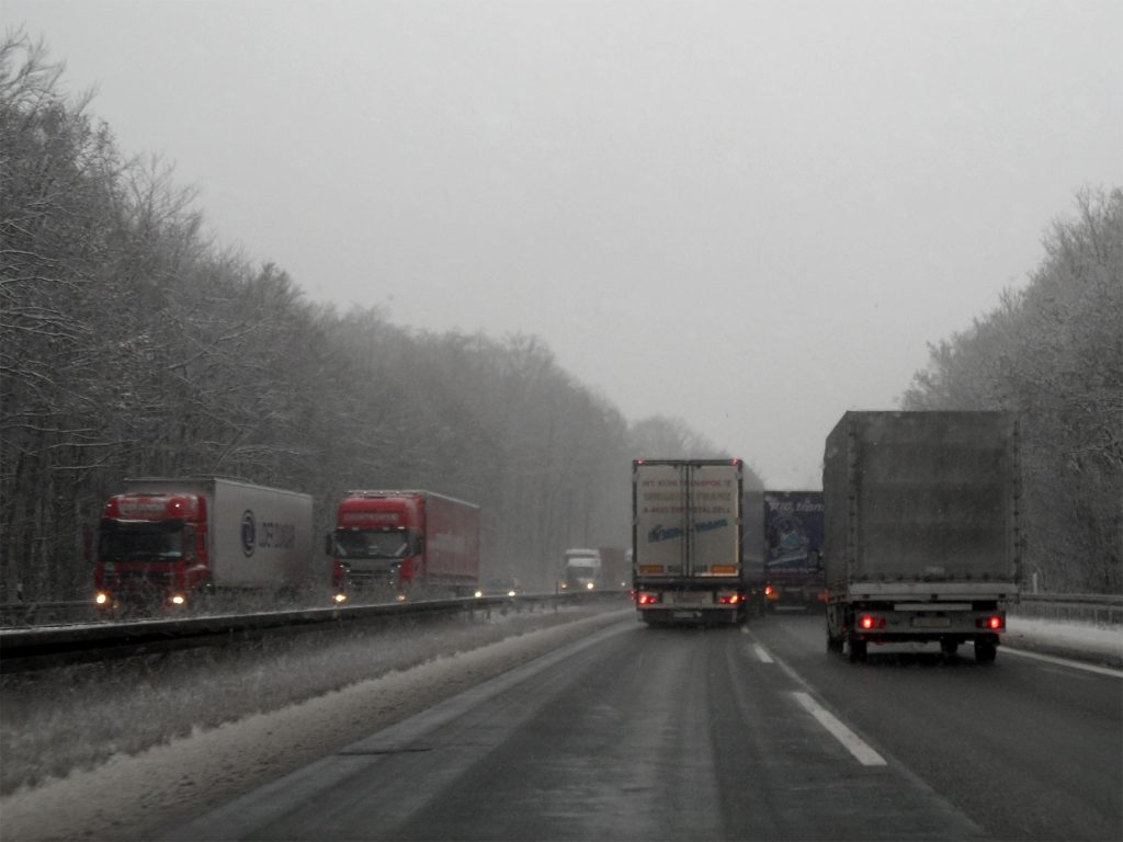 Trucks in the snow - Photo by onnola