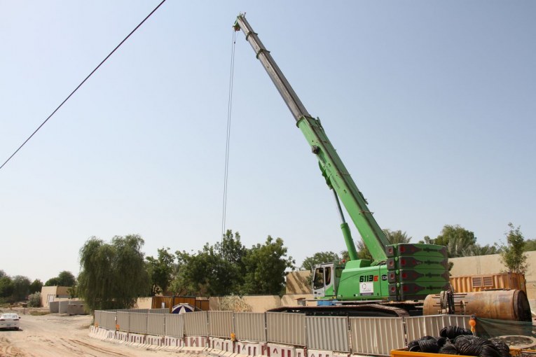Large 120 ton telescopic crawler crane ideal for small tunnels in Dubai