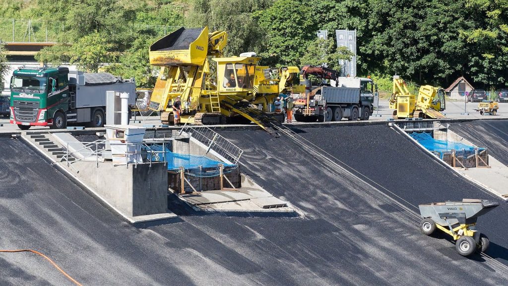 Refurbishment of Reservoir I included the fitting on an asphalt seal with the aid of Shell Bitumen and RC 70/100 binder