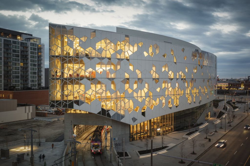On November 1 the new Central Library in Calgary, Alaska, designed by Snøhetta and DIALOG, opened its doors to the public. With aims to welcome over twice as many annual visitors to its 240,000 SF of expanded facilities, the library will fill a vital role for the rapidly expanding city.