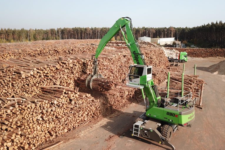 Wood transport enters a new dimension with SENNEBOGEN 830 E and trailer