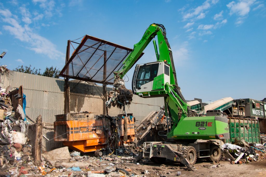 The SENNEBOGEN 821 E is equipped with an 11 m attachment and numerous equipment options, from the peripheral cameras to the protective grating on the new Maxcab, which can be elevated by 2.70 m.