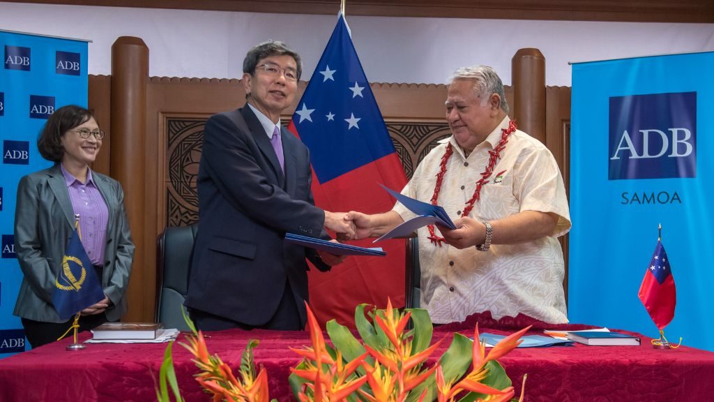 ADB President Mr. Takehiko Nakao (middle) with Samoa Prime Minister Tuilaepa Lupesoliai Sailele Malielegaoi (right) and ADB Director General for the Pacific Ms. Carmela Locsin (left).