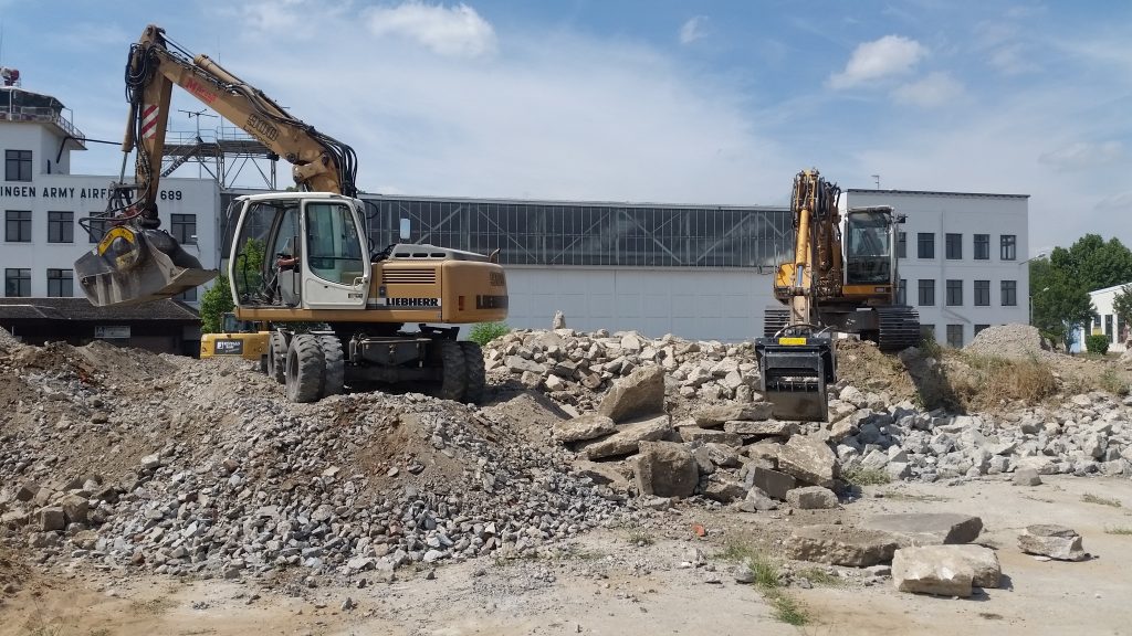 In Germany, three generations of MB Crusher units coexist perfectly and represent the main spark towards new job opportunities and profitability for a successful Bavarian earthmoving and demolition company.