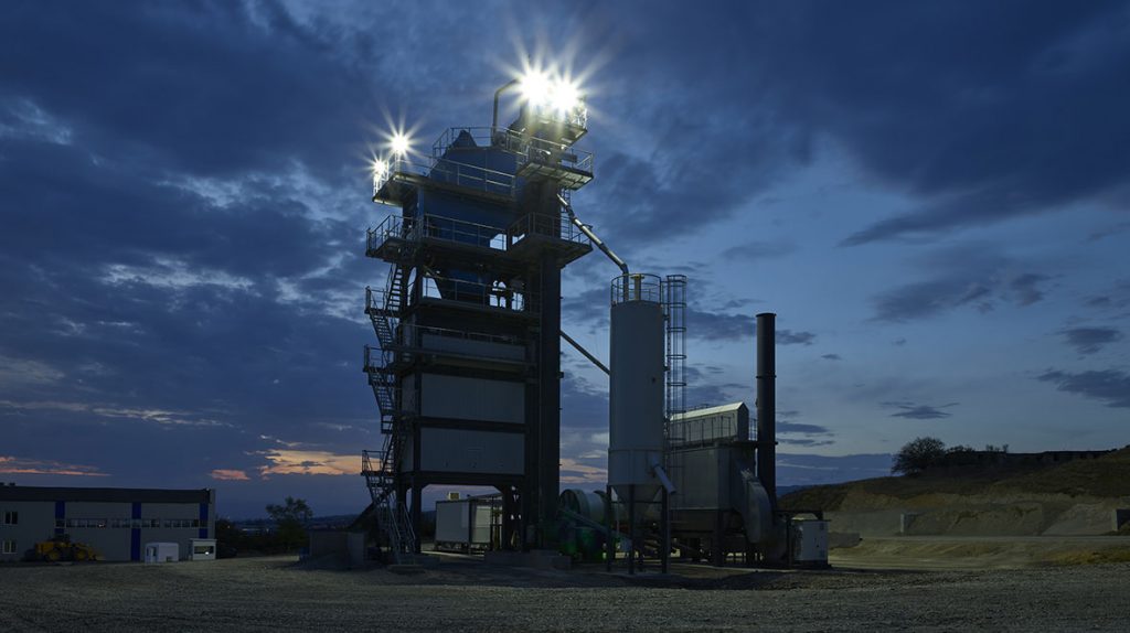 Plant with a 2 t mixer, a mixing capacity of up to 160 t/h and a loading silo of 60 t.